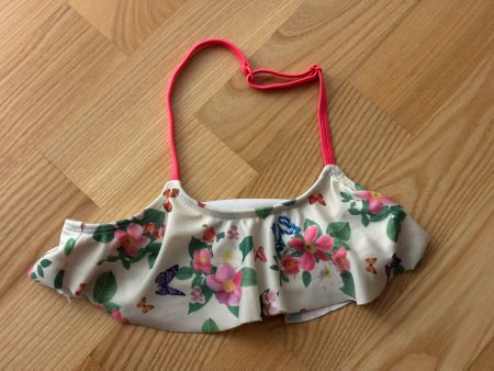 Sommerliche Bikini-Top mit Blumen & Schmetterlingen, Gr. 140