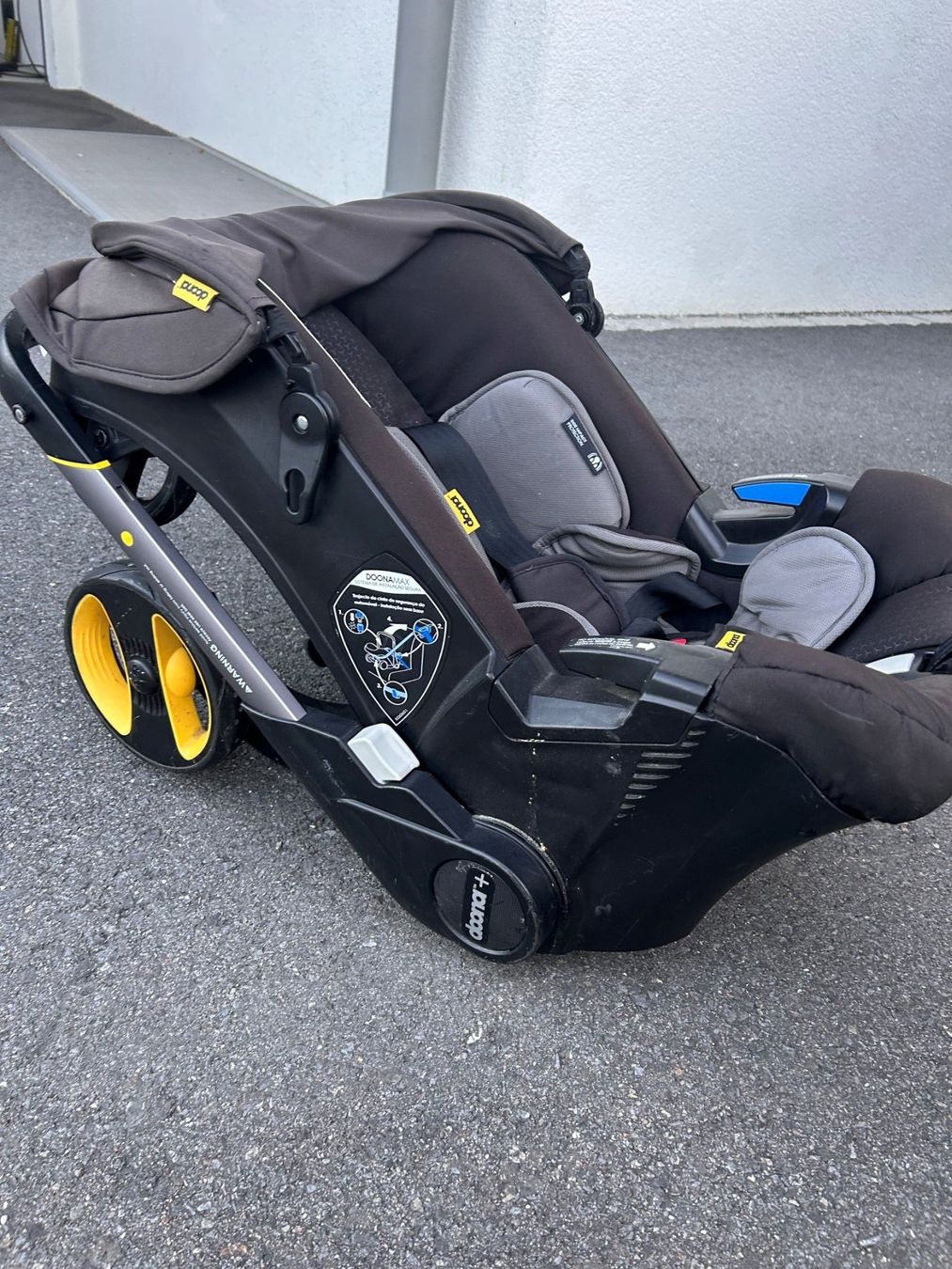 Doona Kinderwagen: Doona Kinderwagen mit Isofix Basis – Gebraucht aus Felsberg von saja00