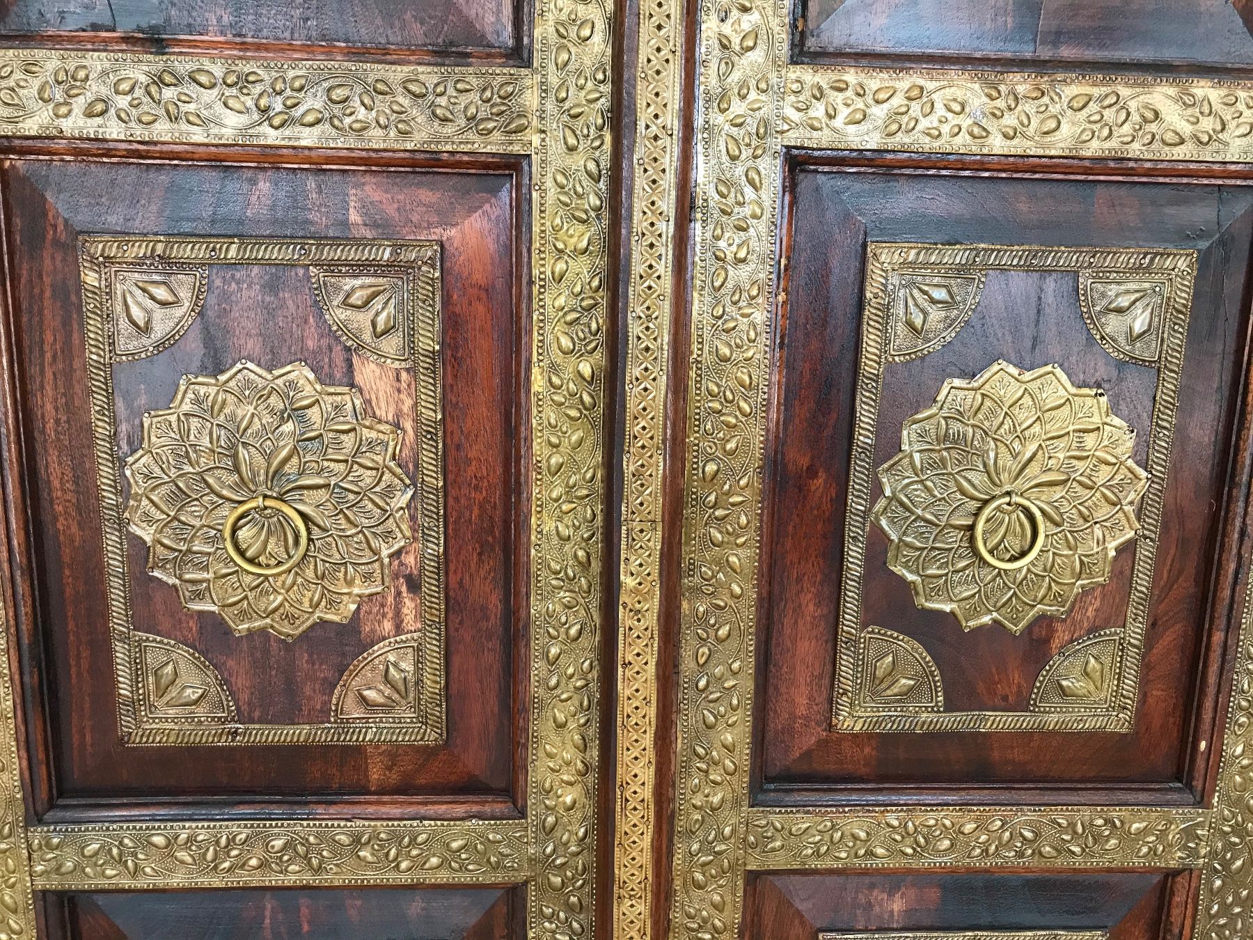 Armadi: Armoire en acacia massif ciré – Nuovo (secondo la descrizione) da Locarno venduto da Michel840211 2