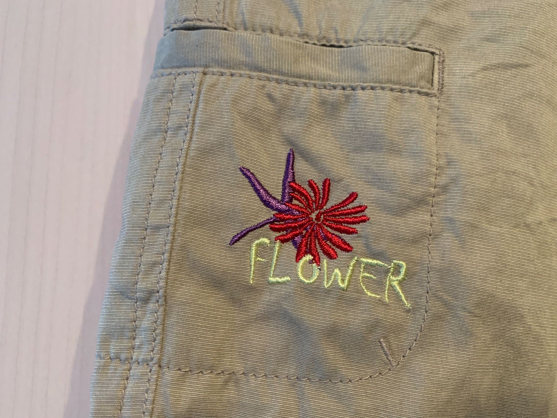 Pantaloni: Khaki Shorts mit Blumenmuster, Grösse 38 – Usato da Rosshäusern venduto da MiJoDoOl 1