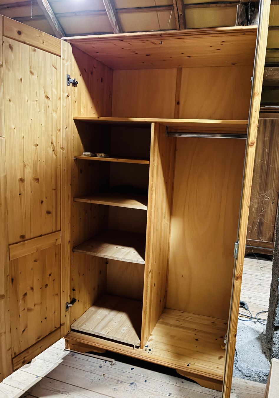 Schränke: Kleiderschrank Kiefer – Gebraucht aus Oberkulm von Weberlisa 2