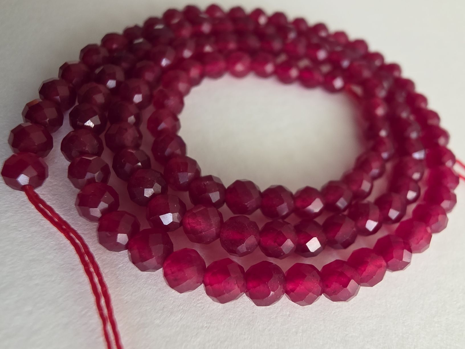 Minéraux & Lithothérapie: Chalcedon facettiert Rubinrot 3mm Strang – Neuf avec emballage d'origine à Menziken par Mirager 1
