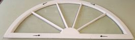Halbrundes Fenster mit Glasbruch zu verkaufen. Antik Stil