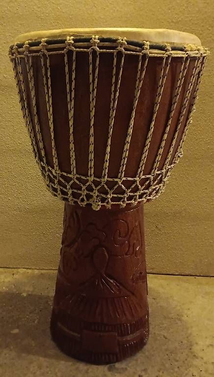 Strumenti musicali: Grand Djembé sculpté  – Usato da Avully venduto da lecomtedogoz