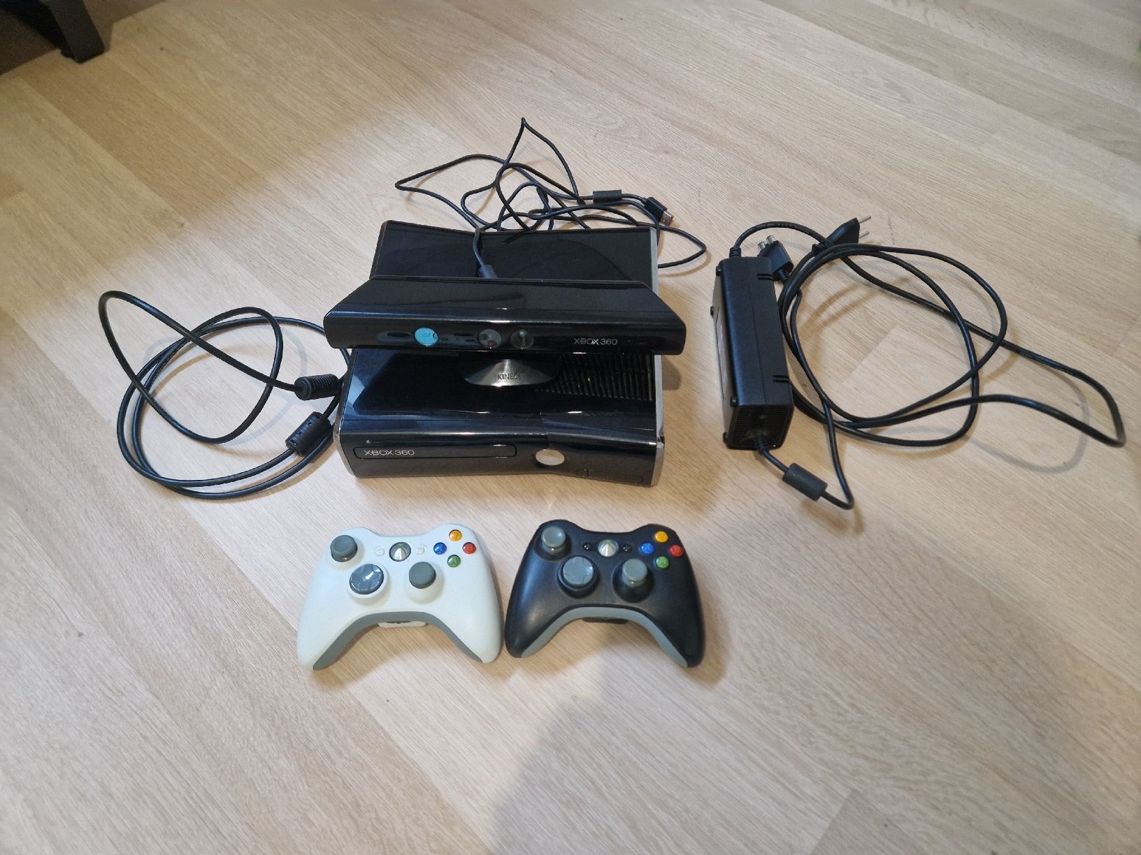 Microsoft Konsolen: XBox 360  mit 2 Controller und Kinect Sensor  – Gebraucht aus Madiswil von Crx2 2