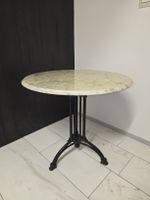 Eleganter Marmortisch rund mit Gusseisenfuß – Bistro-/Café-S