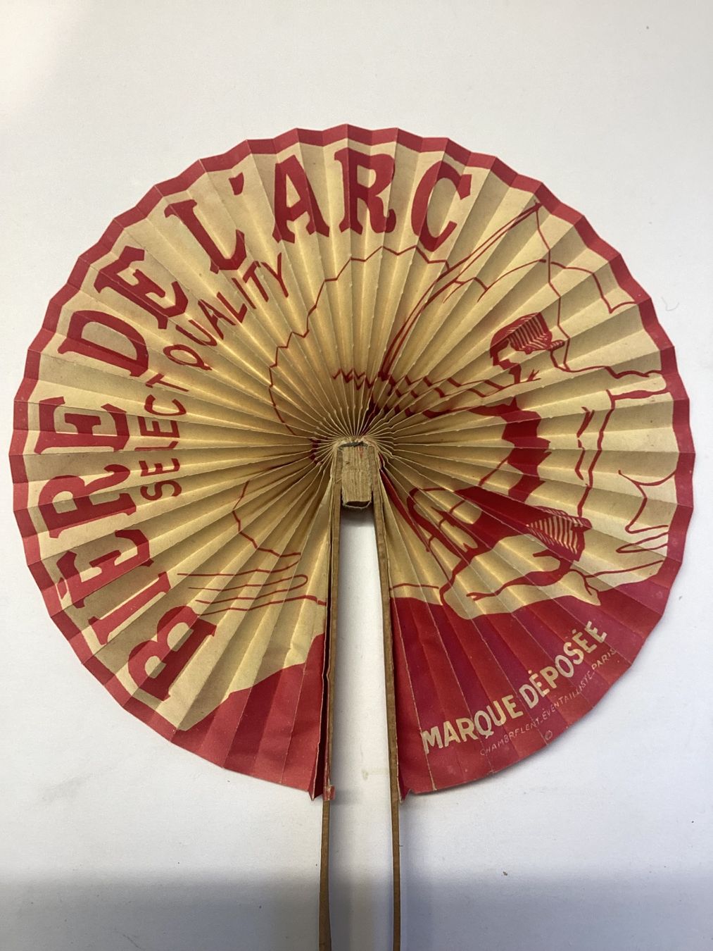 Tutte le decorazioni: Fächer. Alter Werbe-Fächer, Papier, Biere de l‘arc – Usato da Eglisau venduto da mar_5rn2 4
