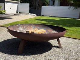 Feuerschale aus Stahl 100cm gross auf 3 Füssen inkl. Rost