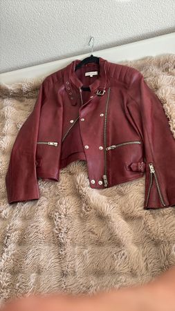 Trendige bordeauxrote Lederjacke im Biker-Stil, Grösse M