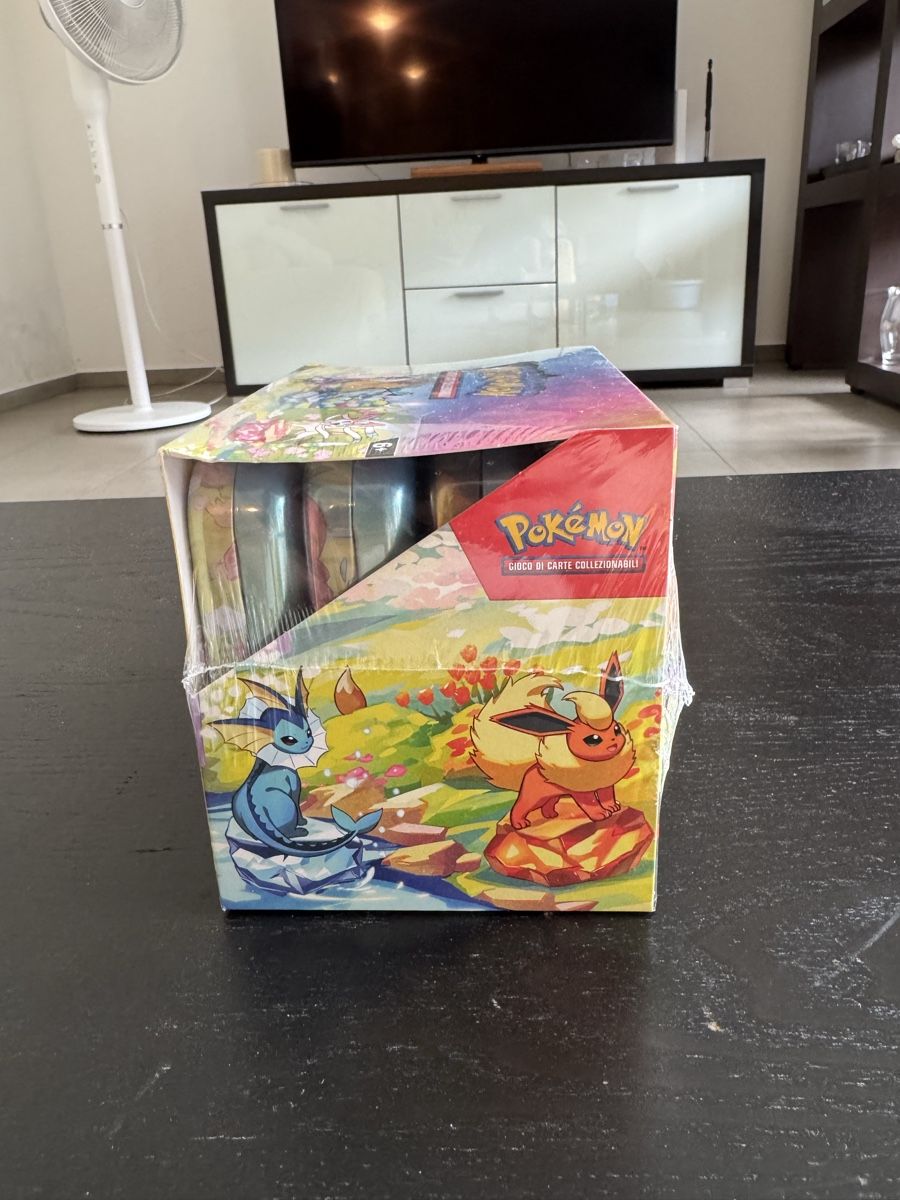 Pokémon Cartes à collectionner: Evoluzioni Prismatiche - Pokemon Mini Tin Display - Sealed  – Neuf avec emballage d'origine à Bellinzona par TheCarden 1