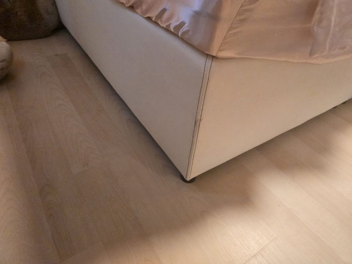 Lits: Doppelbett Kunstleder weiss mit Kopfteil gebraucht – D'occasion à Winterthur par mvsxmx 1