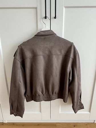 Taupe Bomberjacke in Wildleder-Optik