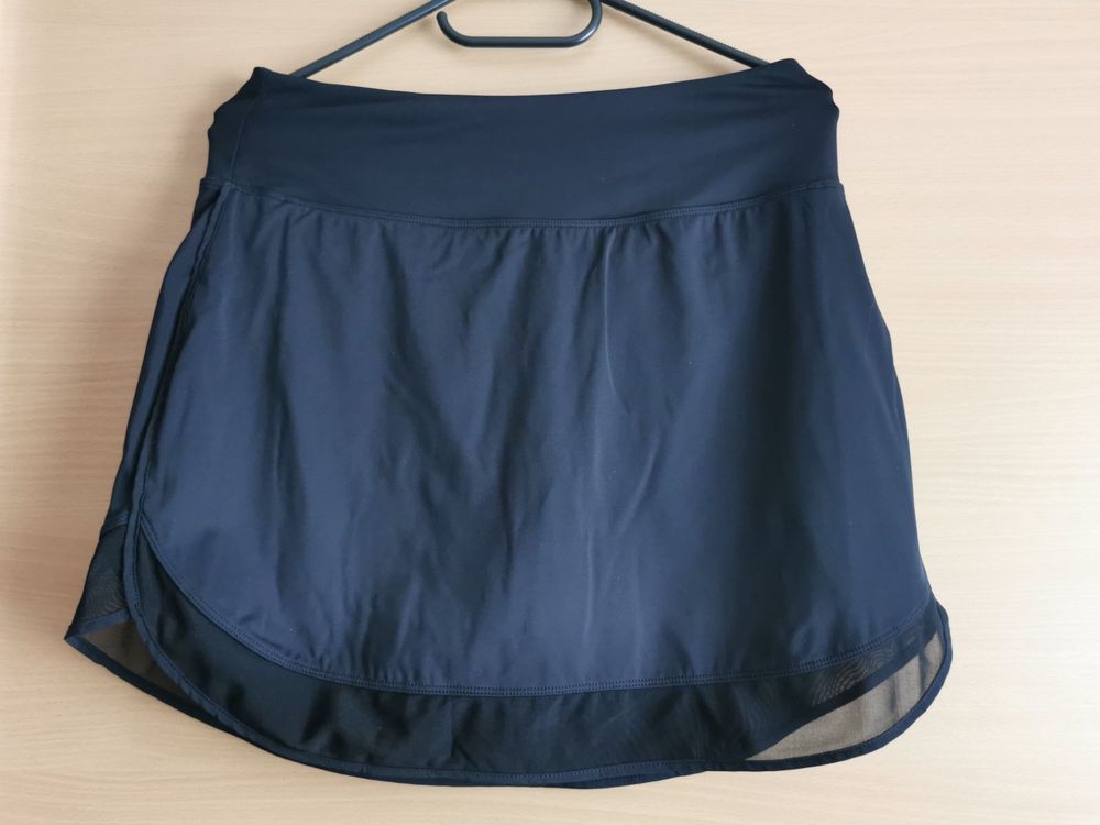 Jupe-short avec legging intégré. Taille élastique. Poches pour