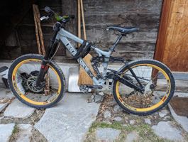 Kona Stab deluxe Downhill Bike - Great for Summer Trails! 🚵