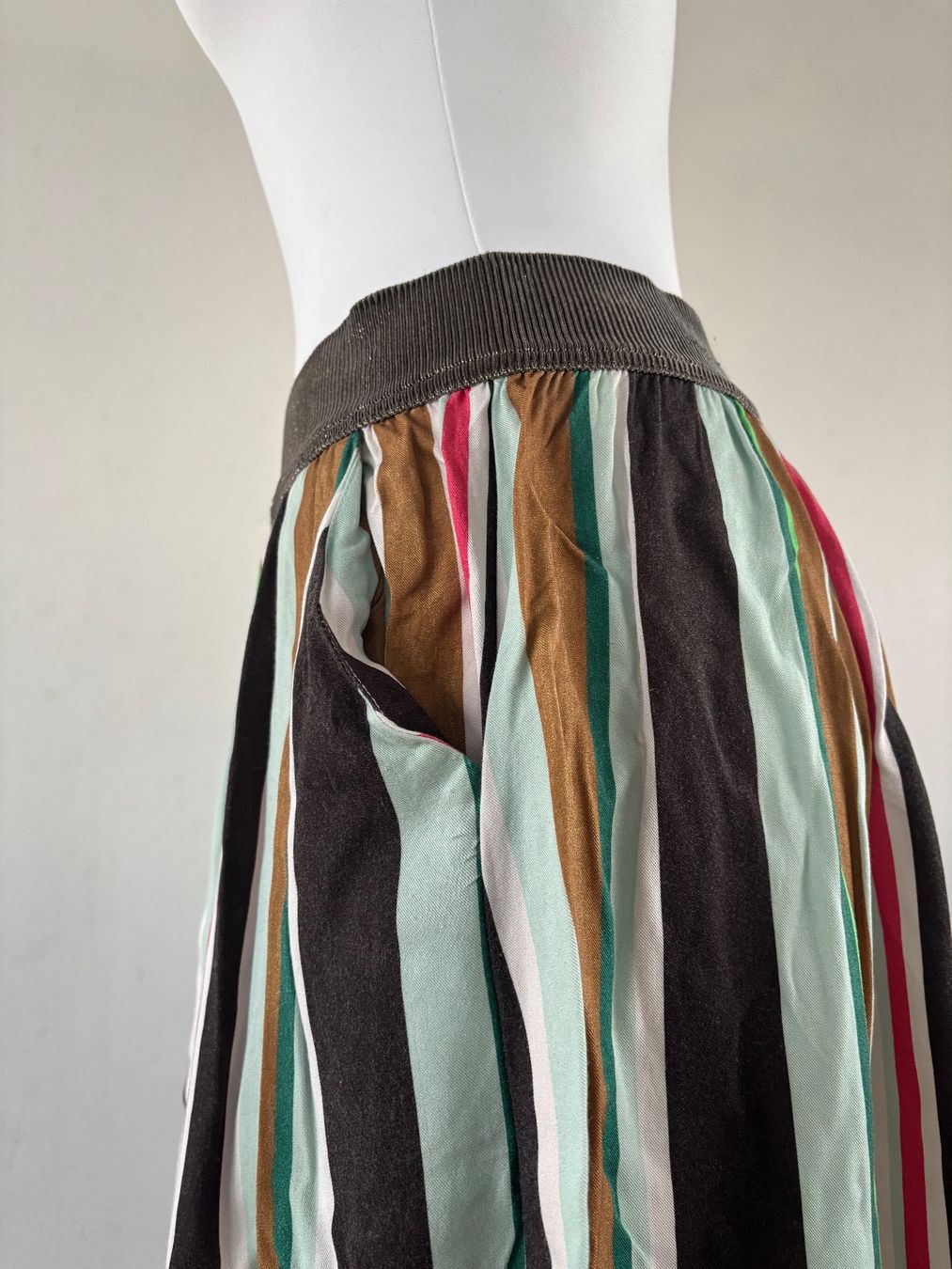 Gonne: Jupe longue rayée multicolore, taille élastique, taille 36 – Usato da Petit-Lancy venduto da vic_k6tl 3
