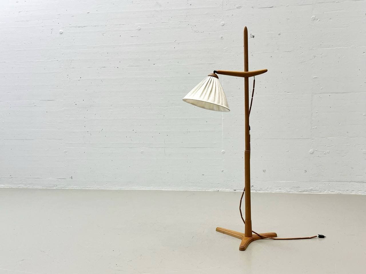 Temde Leuchten Lampade: Lampada da terra Temde in faggio, anni '60 – Usato da Locarno venduto da MoeGe_Locarno