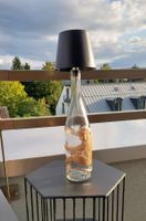 Tischlampe kabellos auf Affenweinflasche