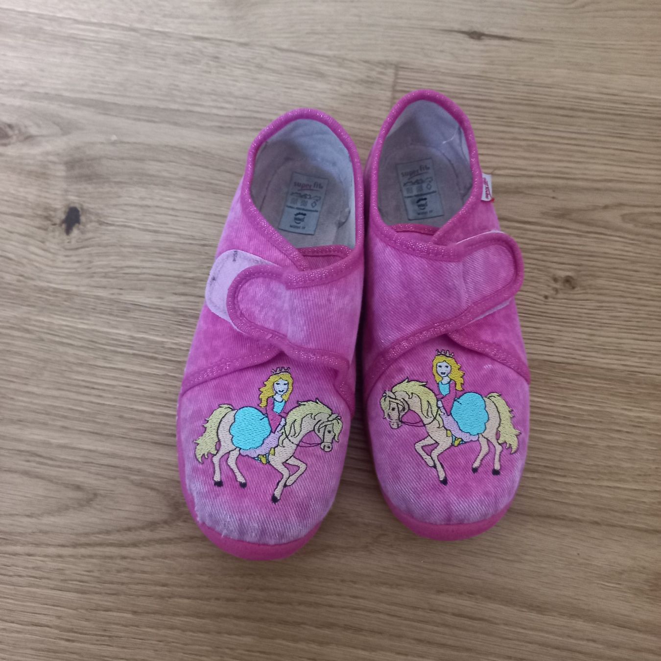 Scarpe per ragazze: Hausschuhe gr.32 – Usato da Bachenbülach venduto da enigmatic