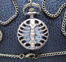 Umhängeuhr Gerippe Skelett Gothic Style