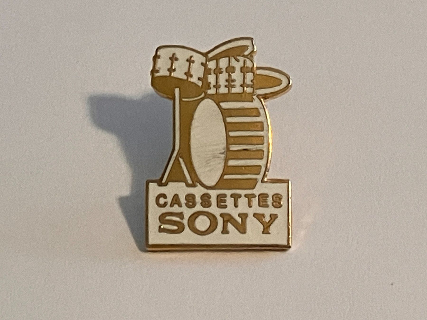 Placchette & Badge: 1 Pin Sony Cassettes – Usato da Basel venduto da djwwpp