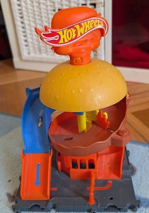Hot Wheels Giocattoli: Hot Wheels City Downtown Burger – Usato da Bern venduto da HangaRoa
