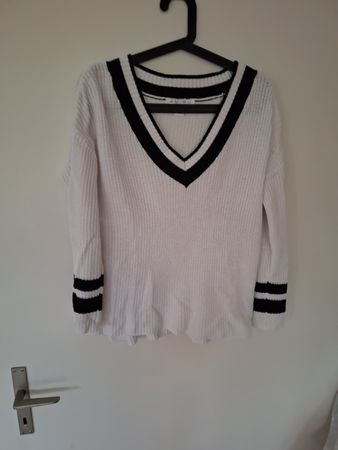 Amisu Strickpullover XS, weiss mit schwarzen Streifen.