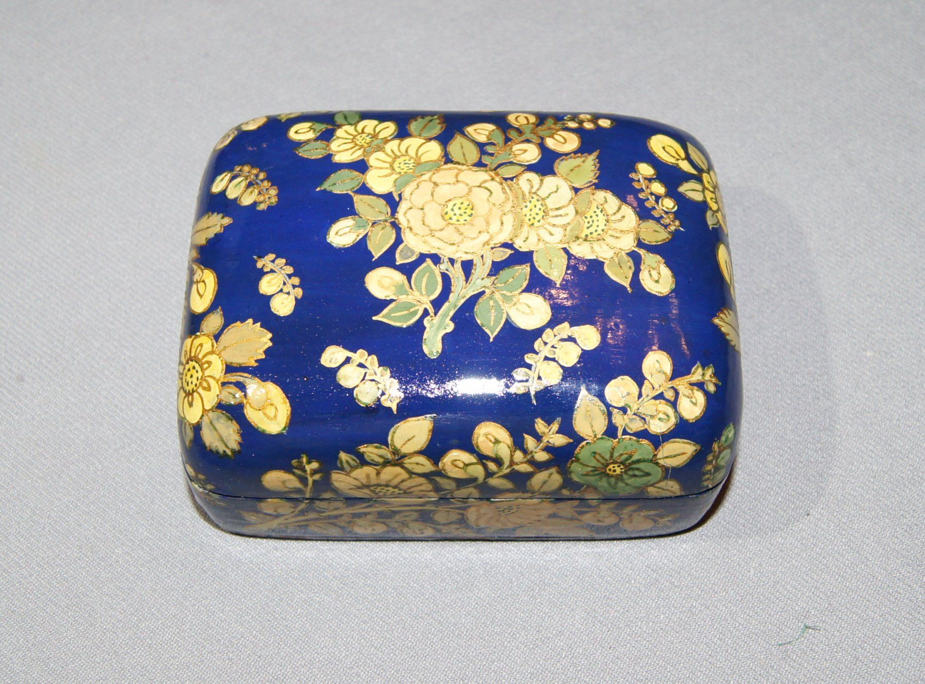 Tutte le decorazioni: Papier-Mâché-Dose dunkelblau mit Blumenmuster – Usato da Geroldswil venduto da ARTEFACTO
