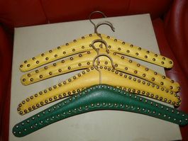 4 Kleiderbügel mit Nieten, vintage