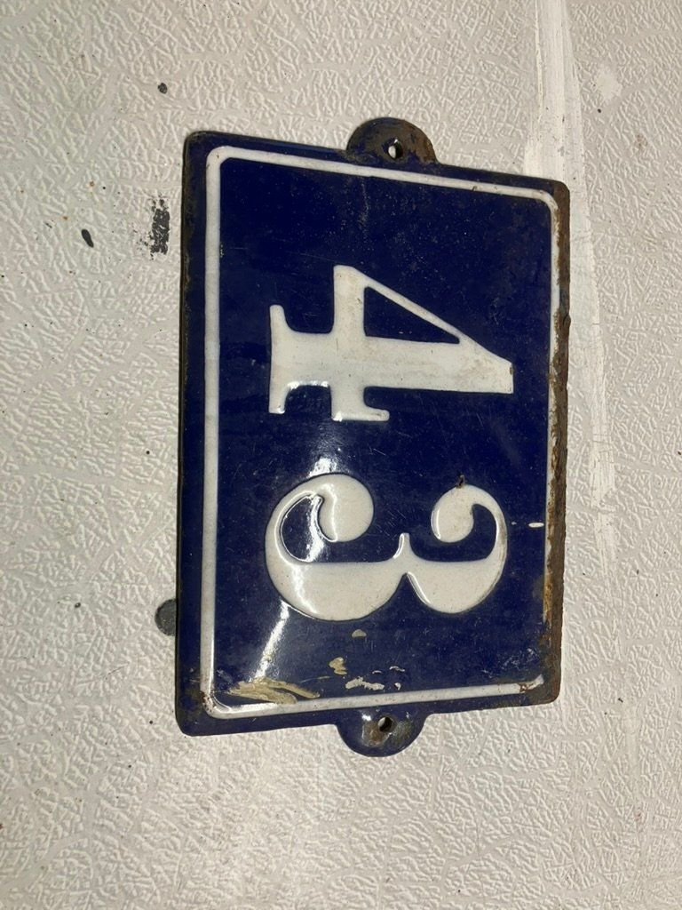 Insegne: plaque en émail 43 – Usato da Mervelier venduto da Arebetez 1
