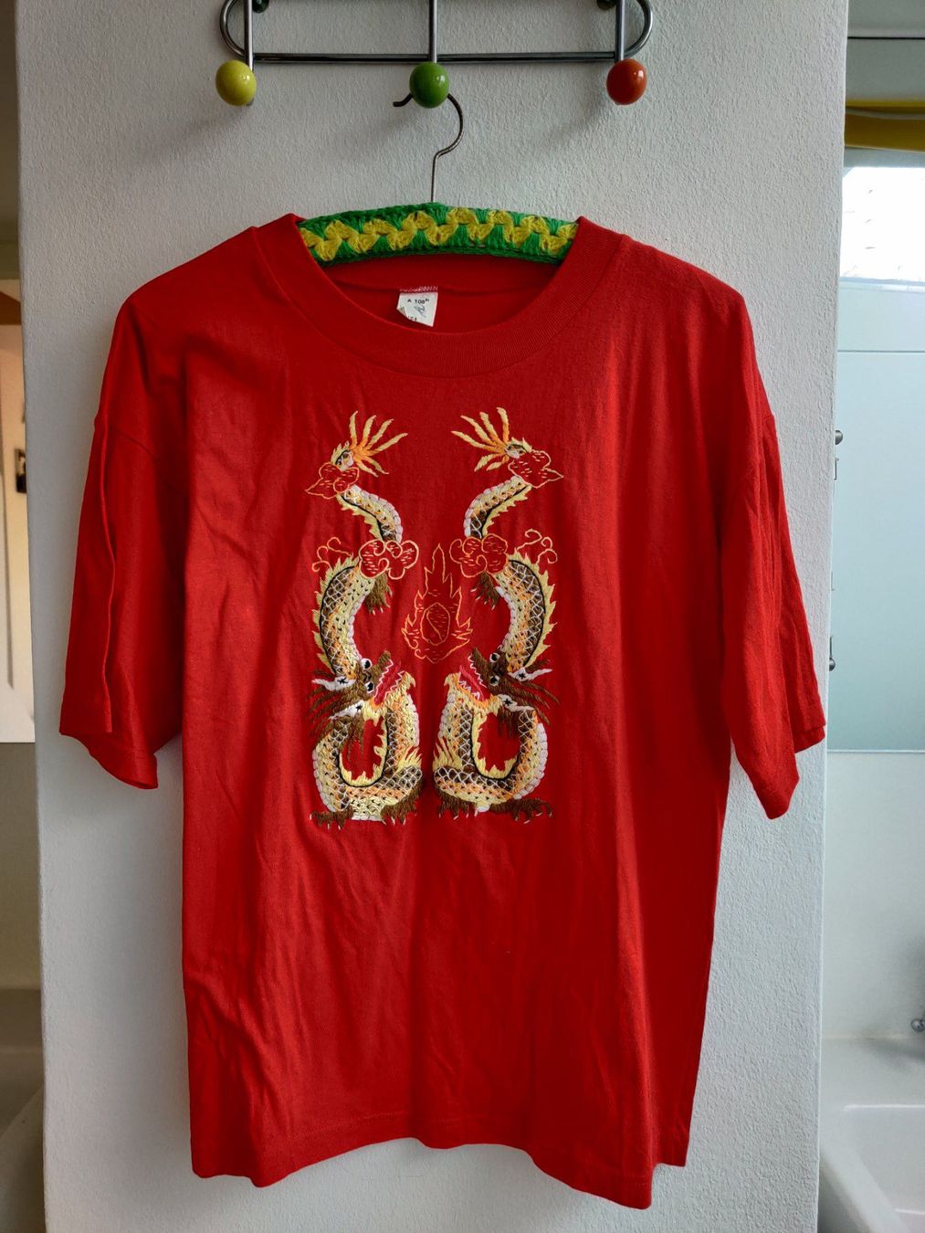 Camicie, T-shirt & Polo: Baumwollshirt mit aufgesticktem Drachen – Nuovo (secondo la descrizione) da Zürich venduto da Frinka