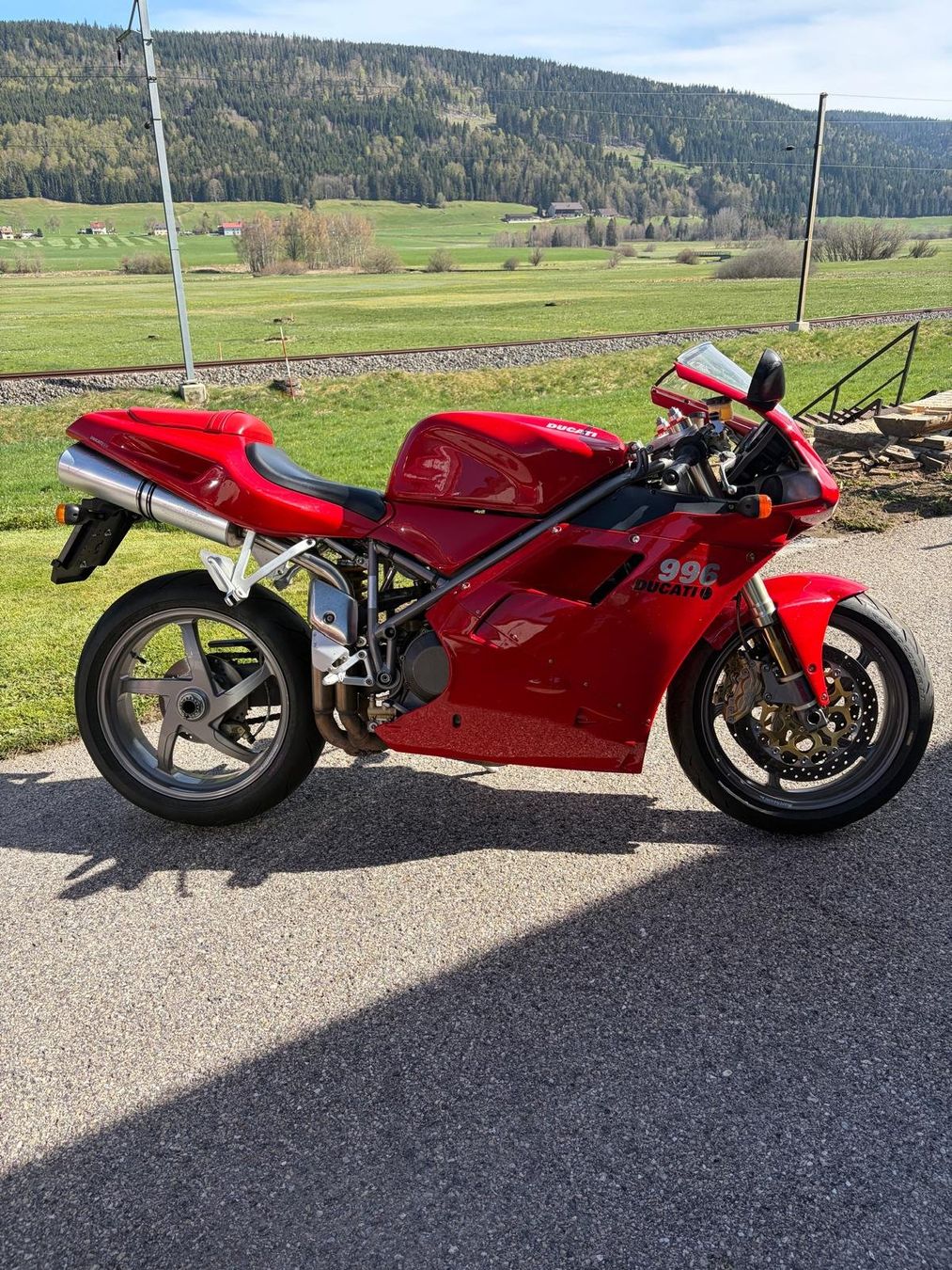 Ducati Route: Ducati 996 rouge – D'occasion à LE SENTIER par RochatVR 2
