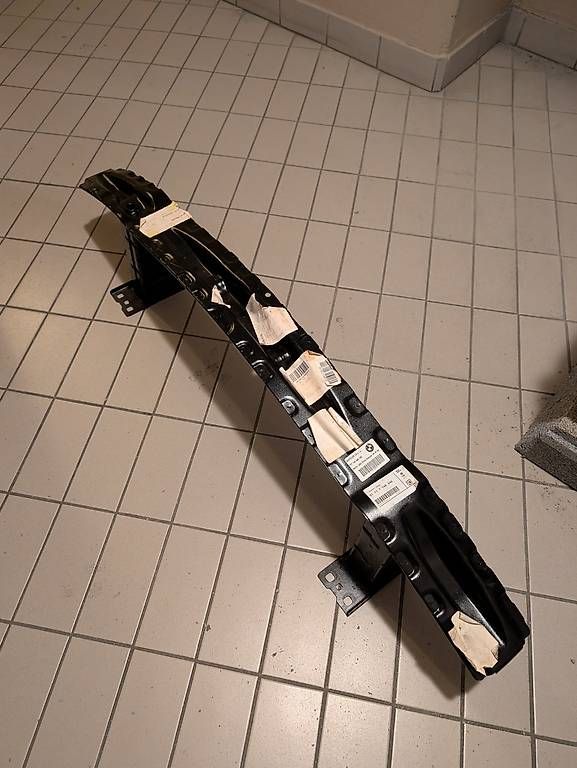 Tutti pezzi di ricambio auto: Traverse de pare-chocs avant BMW série 3 E90/E91/E92/E93 – Nuovo e nell'imballaggio originale da Chavannes-près-Renens venduto da vic_htb6