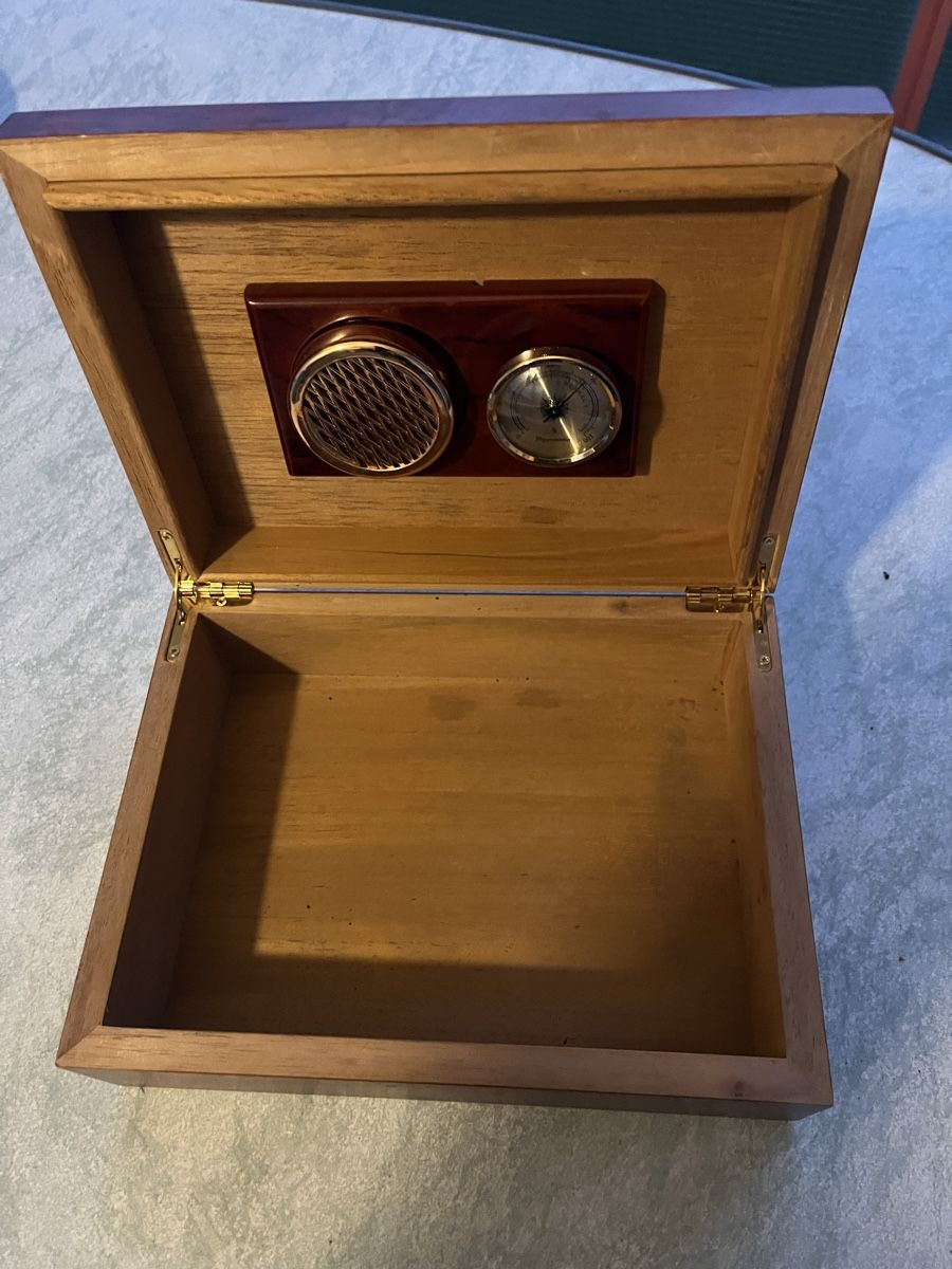 Humidor per sigari: Humidor mit Aschenbecher – Usato da Buochs venduto da Kalifati 1