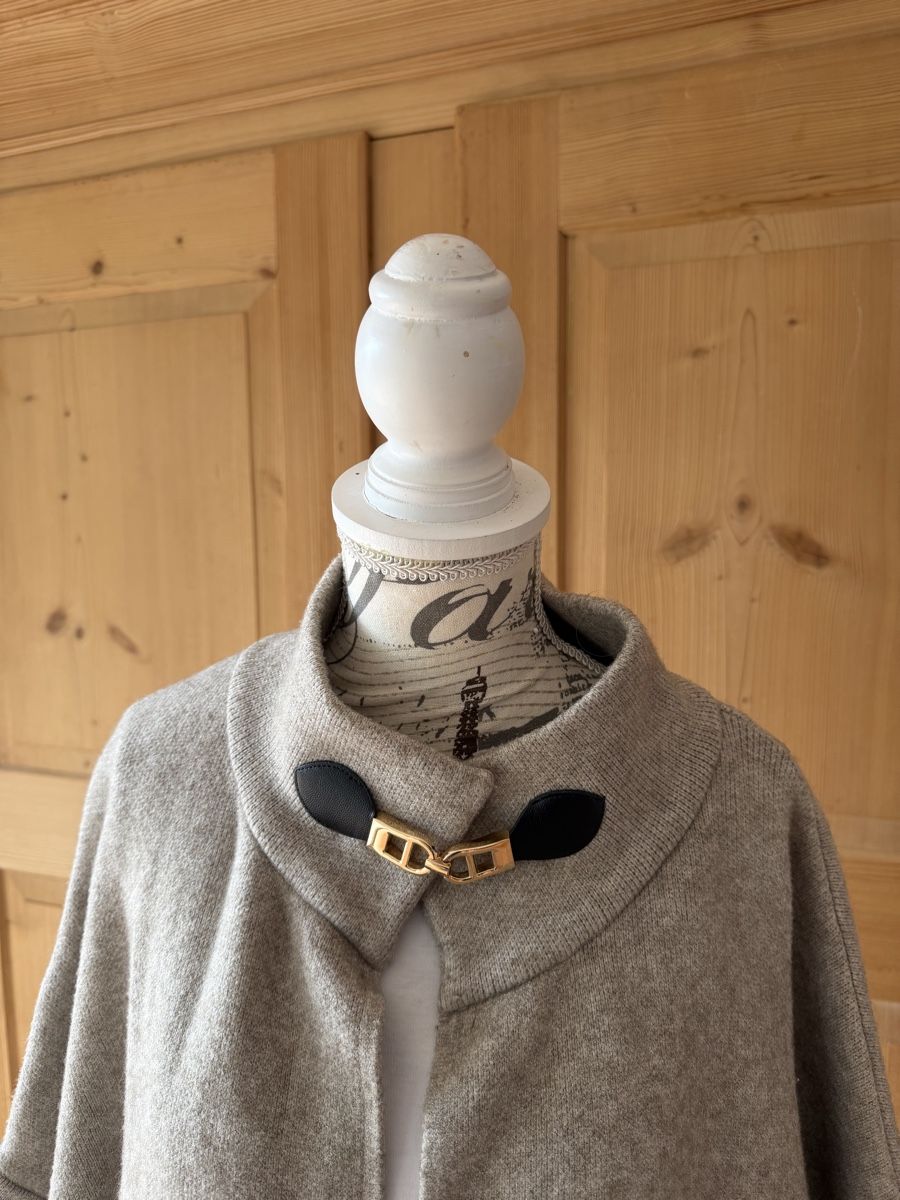 Altro in Moda donna: Strick-Mantel Poncho beige mit Schnalle – Usato da Bonstetten venduto da norisknofun123 3