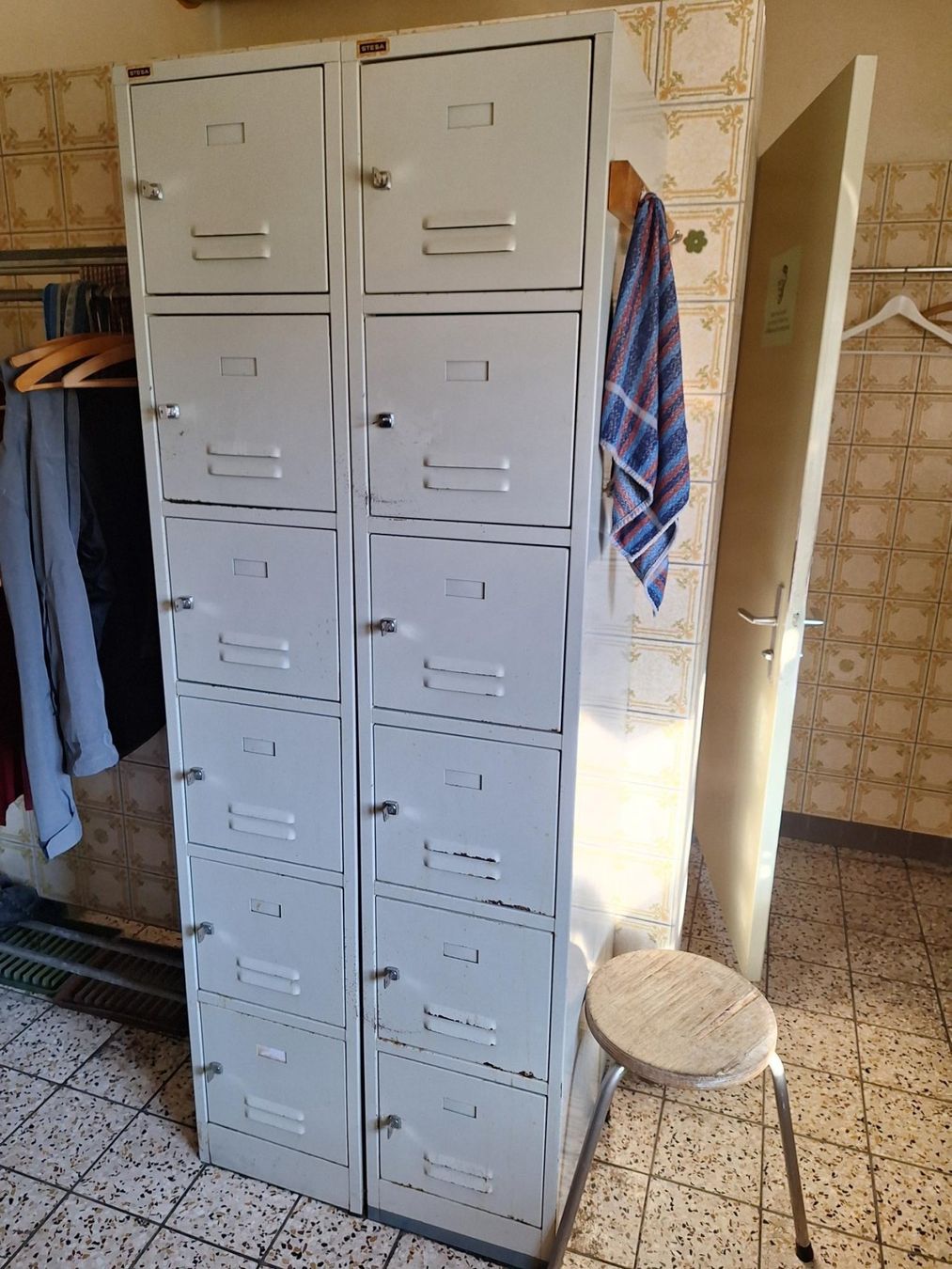 Garderobe: Garderobenschrank 2x – Gebraucht aus Frutigen von orpaw