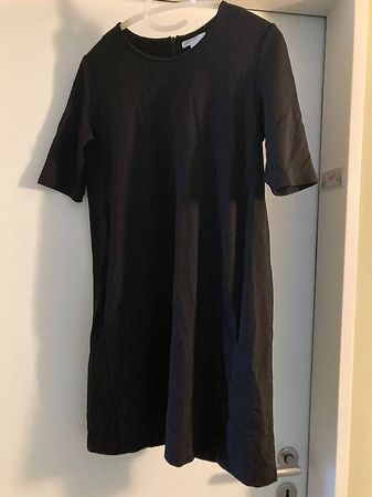 Schwarzes Kleid 