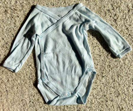 Petit Bateau Baby Langarm-Body, hellblau, Grösse 60
