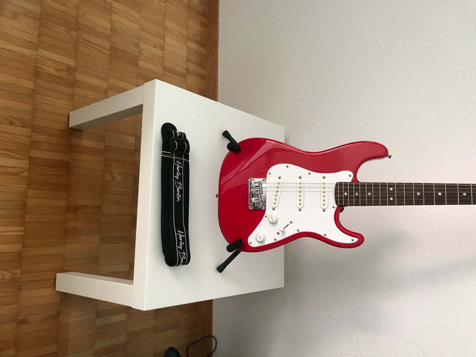 Squier Musikinstrumente: Squire Mini Stratocaster Red Wine – Gebraucht aus Niederurnen von Lardi1