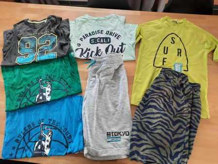 Kleiderpaket Gr.146/152 Jungs 7 Teile mit Uv-Shirt &Badehose