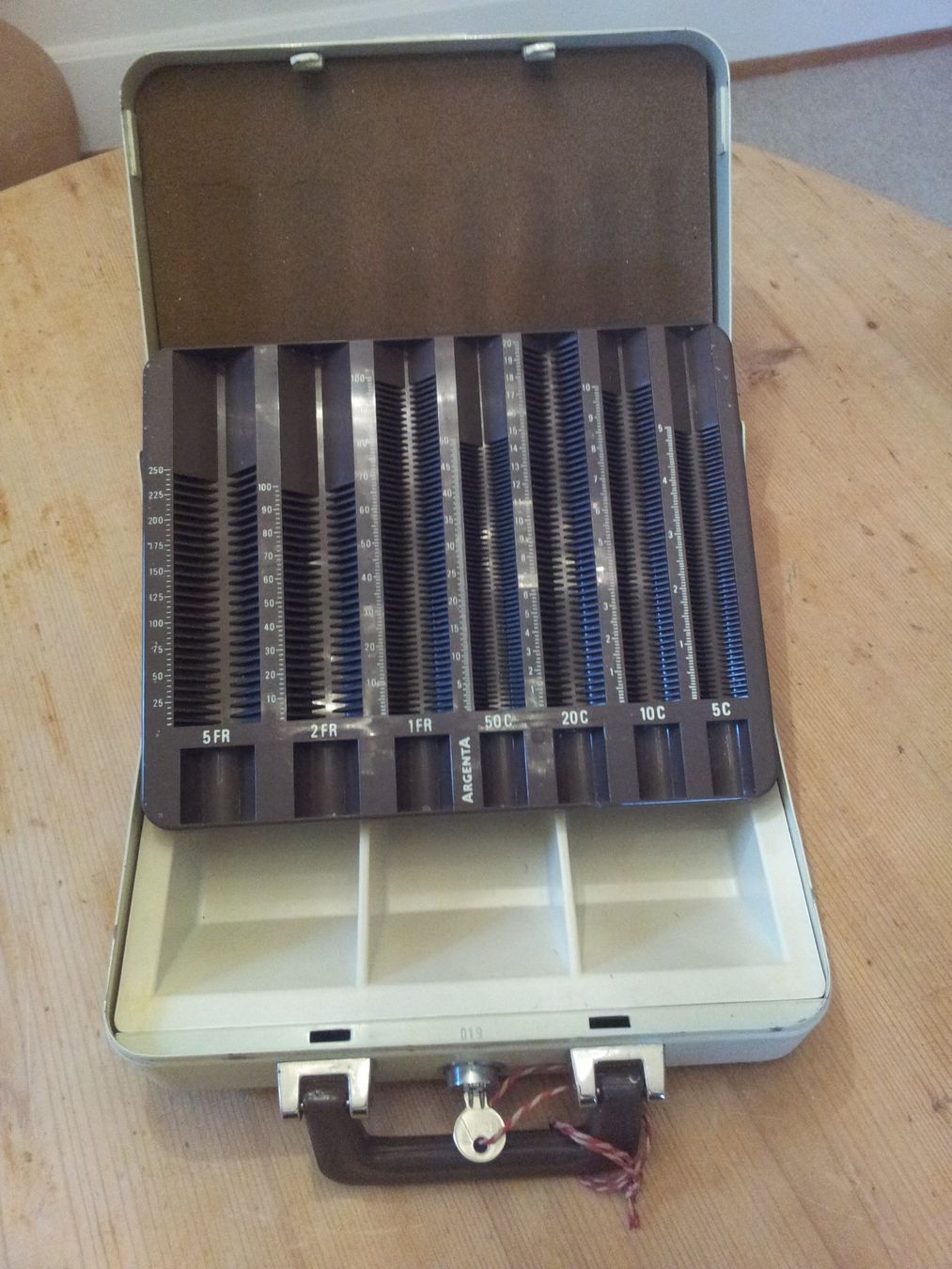 Musicassette: Geldkassette mit Münzrechen – Usato da Russikon venduto da Kroner