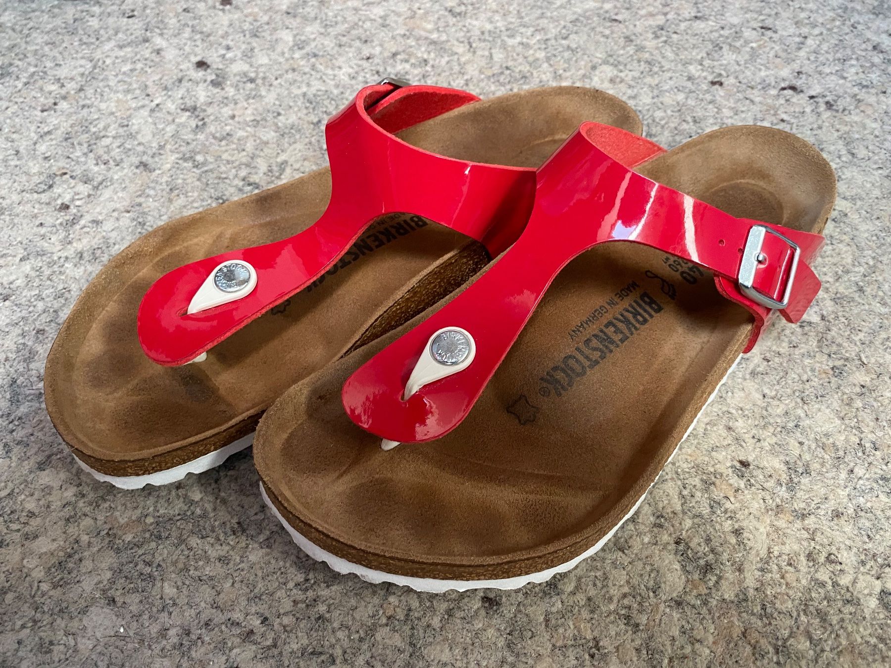 Birkenstock Scarpe da donna: Birkenstock Gizeh rot Lack Gr. 40 – Usato da Wattwil venduto da edel88