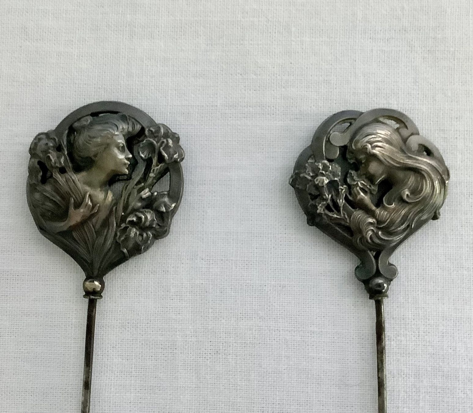 Altri gioielli: 2 antike Hutnadeln, Jugendstil, 2 Mädchen – Usato da Bern venduto da Rares