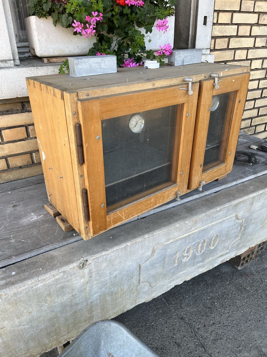 Schränke: Alter Brutkasten , Eier Schrank – Gebraucht aus Niederhasli von Rudge1