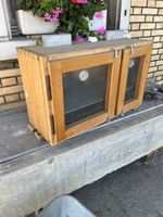 Alter Brutkasten , Eier Schrank