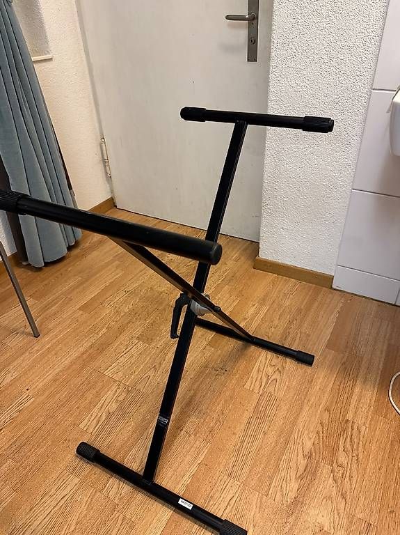Strumenti musicali: Klavier X ständer – Usato da Embrach venduto da CarlosTF