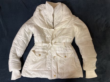 Weisse Daunenjacke Gr. L - Gürtel, Kapuze, warm gefüttert