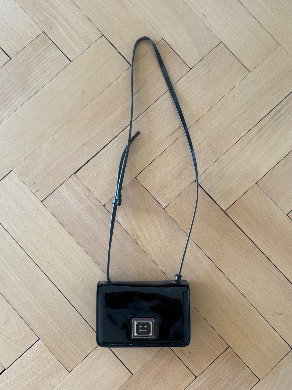 Acne Studios Sacs: Acne Studios Lackleder Tasche Schwarz – D'occasion à Zürich par ele_nd88