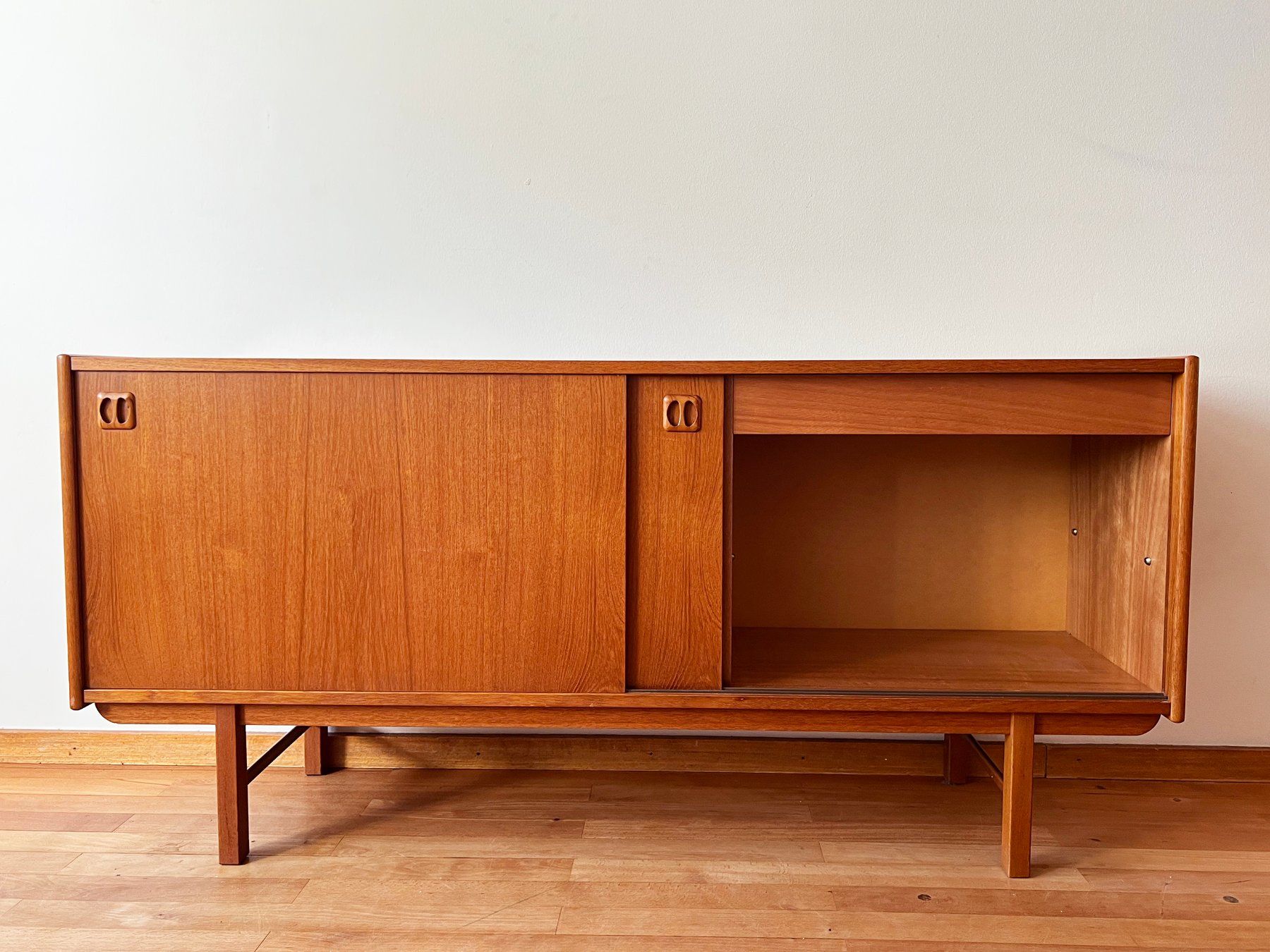 Credenze: Mid Century Danish Teak Credenza – Usato da Basel venduto da Josy_Baker_1906 1