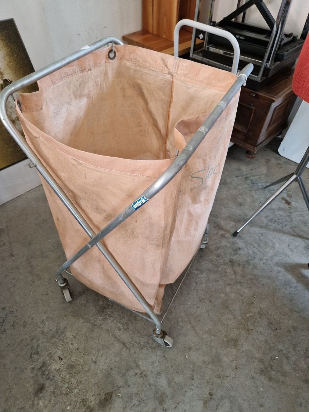 Cestini per rifiuti: Wäsche oder Abfallkorb auf Rollen Metall rosa Sack – Usato da Mörigen venduto da Clio111 3