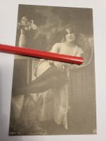AK Foto Akt Frau um  Erotik Zigarette B1